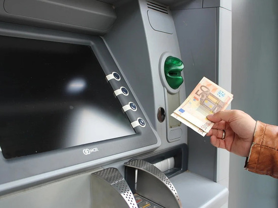 Житель Смоленска забыл деньги в банкомате на радость воришке