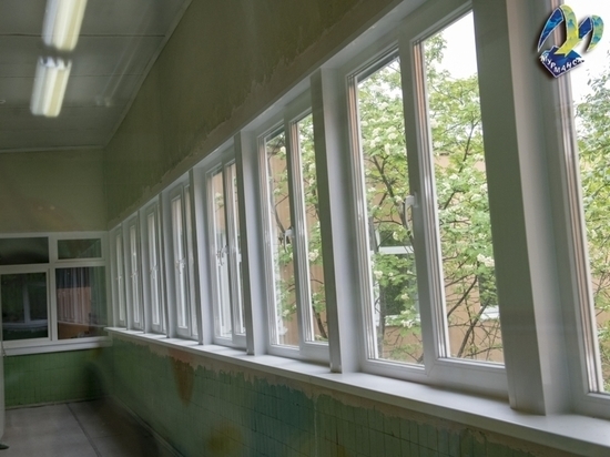 В детских садах города Мурманска продолжают обновлять окна