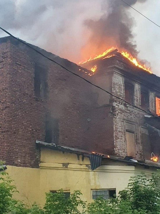 Сгорела крыша исторического здания в Елабуге, начата проверка