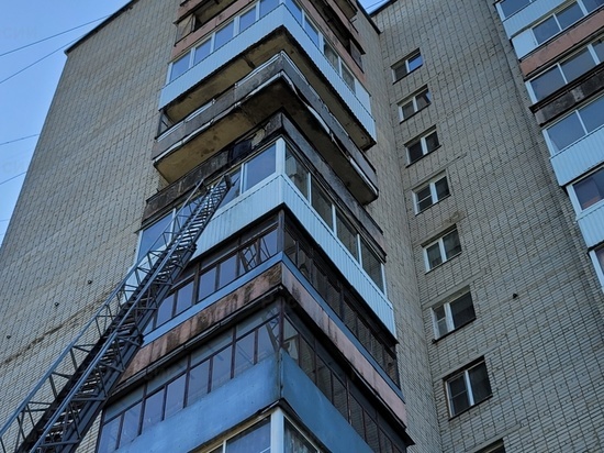 Сегодня утром в Смоленске тушили пожар на балконе многоэтажки