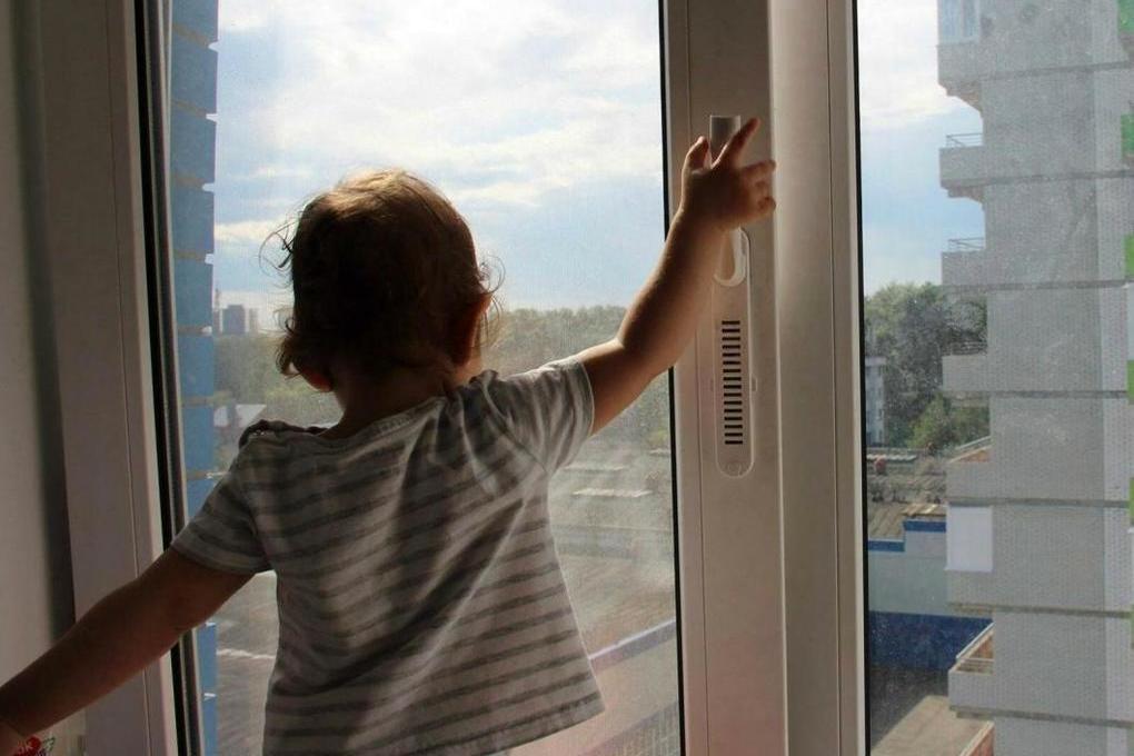 Костромские ЧП: в городе Буй из окна квартиры выпала трехлетняя девочка