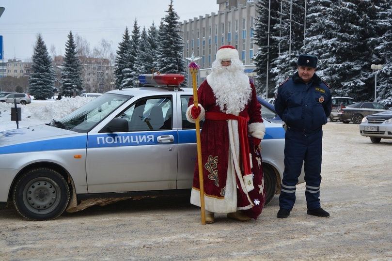 Гаи в новогодние праздники. Новогодние ГИБДД. Новогодний ДПС. Гаишник новый год. Новый год и Госавтоинспекция.