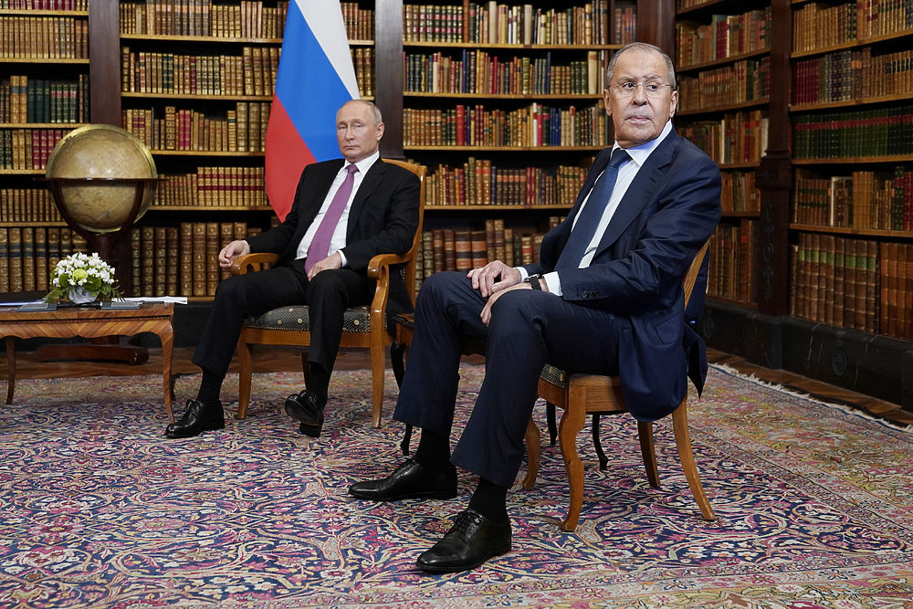 Лица Путина и Байдена на встрече в Женеве: драматичные кадры