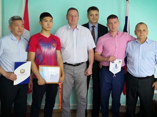 Омский чемпион Европы по самбо получил почётную грамоту областного Минспорта