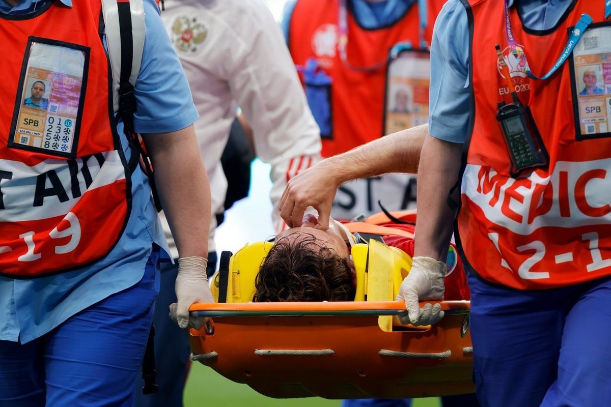 Марио Фернандес получил травму и покинул поле на носилках в матче с финнами