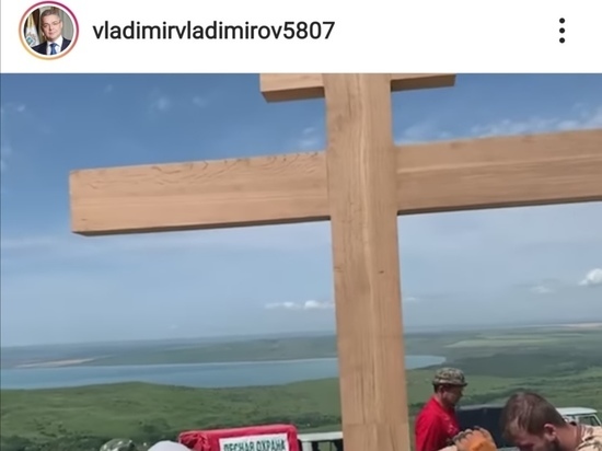 Губернатор показал установку нового креста на Беспутской поляне в Ставрополе