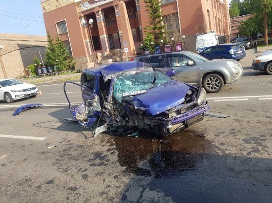 30-летний водитель врезался в фонарный столб и погиб в Красноярске