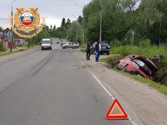 Пенсионерка на иномарке угодила в кювет в Карелии