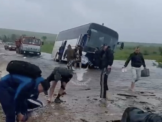Пассажирский автобус чуть не перевернулся на затопленной трассе около Шелопугино
