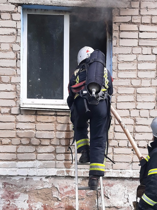 В Сафонове пожарные вынесли на руках двоих неходячих жильцов