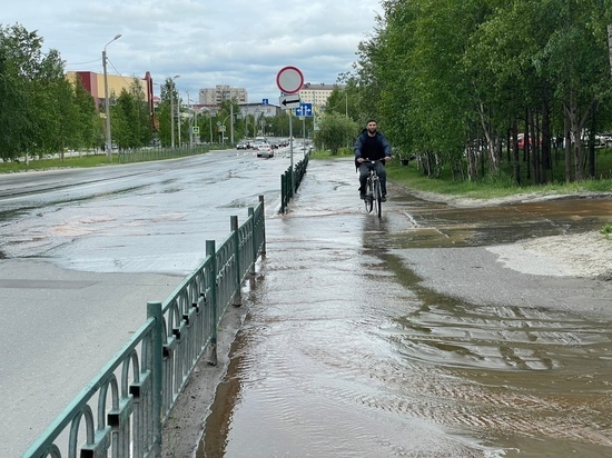 Великое омовение: вода заливает проспект Мира в Ноябрьске из-за двойного порыва на сети