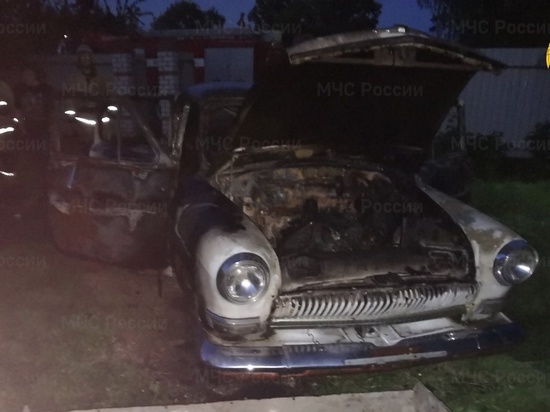 В уничтоженном огнем ретро-автомобиле под Калугой погиб мужчина