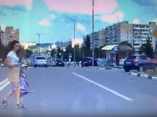 Белгородские автоинспекторы оштрафовали не пропустившего девушку с ребенком таксиста