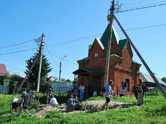 Юные жители Серпухова помогли духовенству в благоустройстве территории