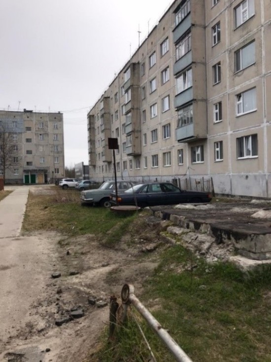 Припарковался на газоне: жители 2 домов Ноябрьска рискуют остаться без отопления из-за несговорчивого автовладельца