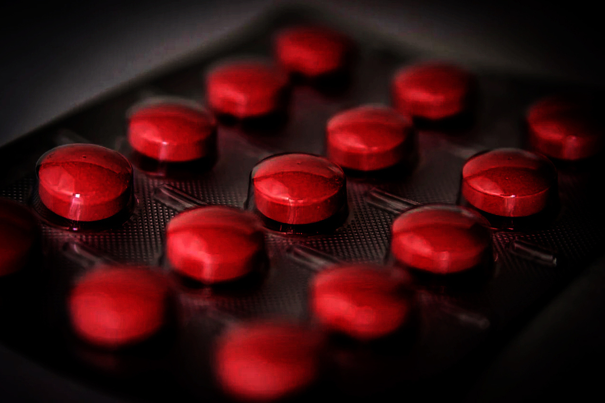 Таблетка точка ру. Красные таблетки от давления. Таблетки в виде сердечек. Гарбит вещество.