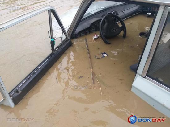 В Нахичевани автомобиль ушел под воду после ливня