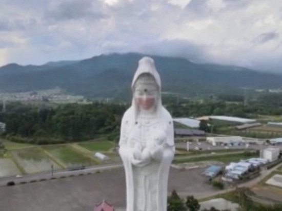 В Японии медицинскую маску натянули на лицо статуи