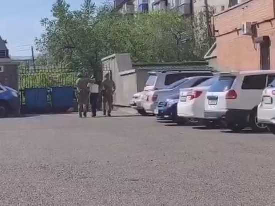 В Сети появилось видео якобы задержания полицейского спецназом в Чите