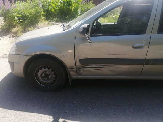 В Костроме не повезло стоящим автомобилям
