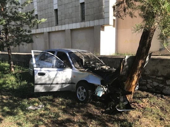 В Магнитогорске иномарка врезалась в дерево, водитель погиб
