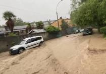 Глава администрации Ялты Янина Павленко сообщила, что в городе реки вышли из берегов, затоплена центральная часть города