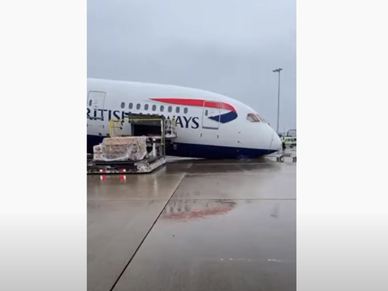 Прилетевший из Москвы самолет рухнул носом в аэропорту Лондона