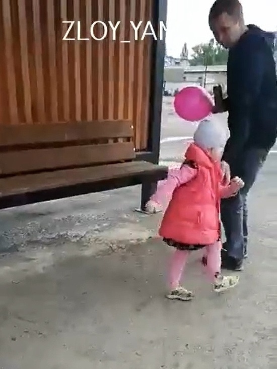 Соцсети: девочка с отцом «отжали» чужой шарик и обматерили людей на остановке в ЯНАО