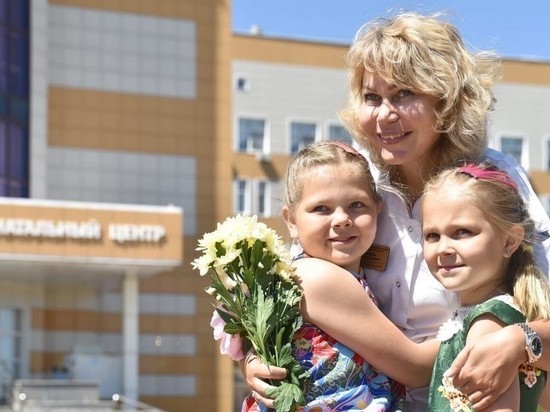 Родившиеся в Перинатальном центре рязанцы поздравили врачей накануне Дня медика