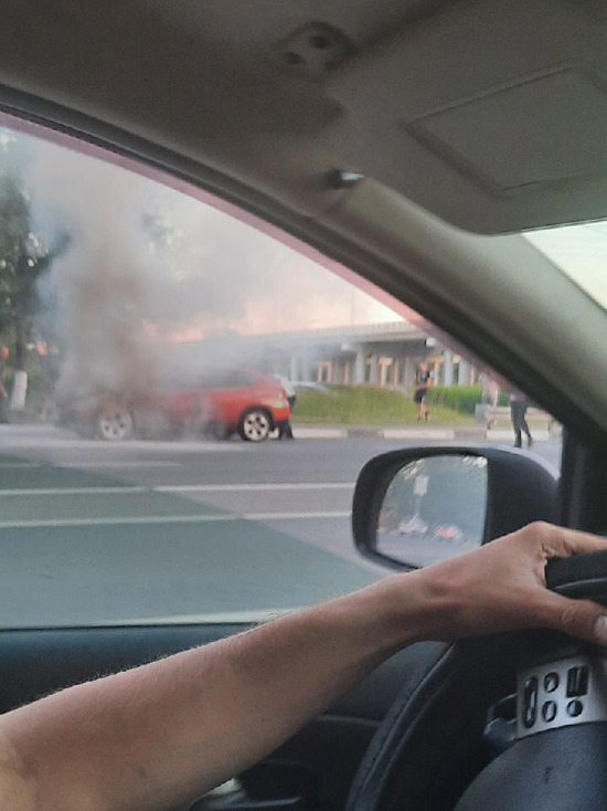 В Твери на дороге загорелась машина