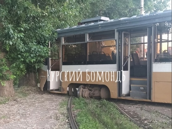 В Курске на Добролюбова сошел с рельсов трамвай