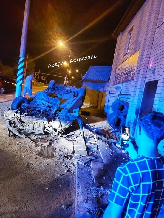 Под Астраханью опрокинулось авто