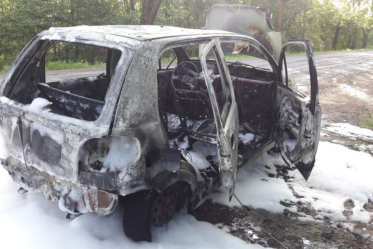 Автомобиль сгорел дотла в Великих Луках - МК Псков