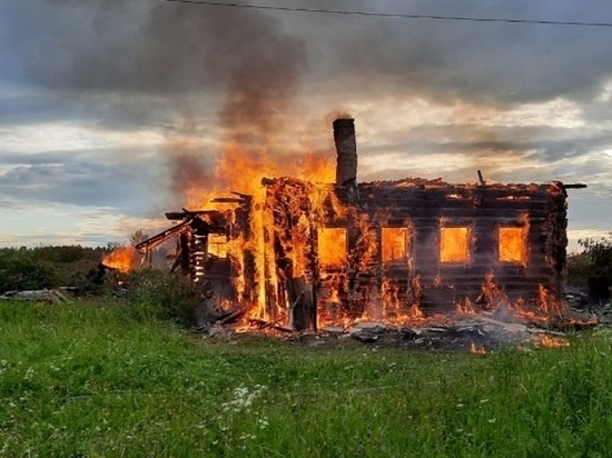 В Каргопольском районе сгорел столетний дом, использовавшийся под дачу