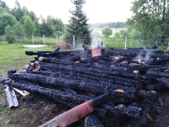 В Смоленской области дотла сгорела деревянная баня