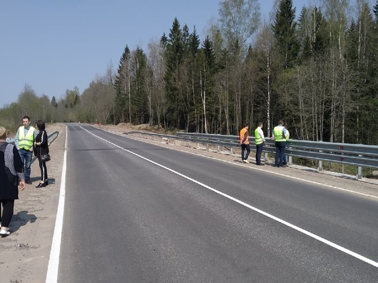 Подрядчиков, которые не восстановят разрушенные дороги в Новгороде, привлекут к закону