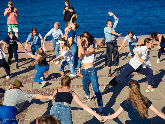 Танцевальный променад прошёл по набережной Петрозаводска
