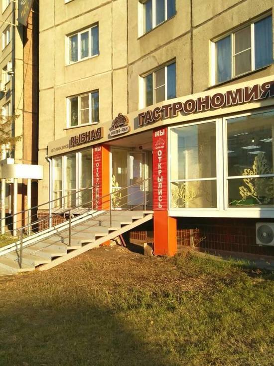 В Челябинске рекламный щит упал на женщину