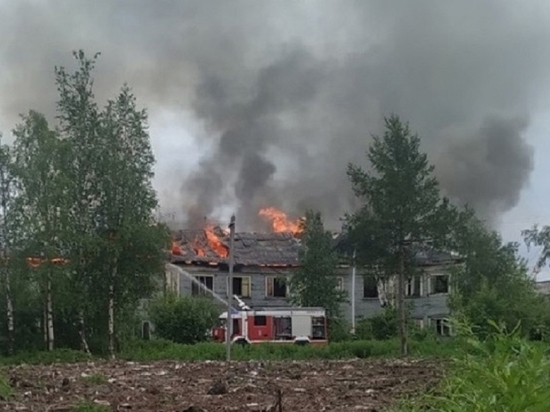 На улице Революции горел расселённый деревянный многоквартирный дом