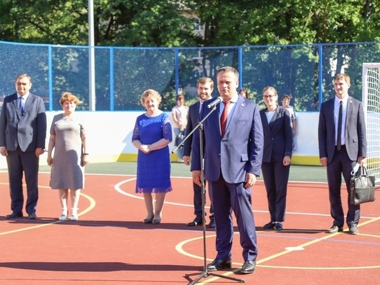 Андрей Никитин оценил новую спортивную площадку в Демянске