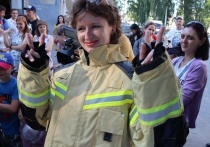 Жители новосибирского жилмассива МЖК, рядом с которым произошли взрывы и возгорание на АГЗС, выразили пожарным благодарность за ликвидацию ЧП