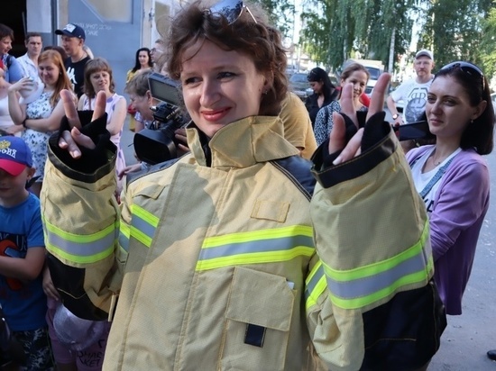 В Новосибирске жители поблагодарили ликвидировавших возгорание на автозаправке пожарников