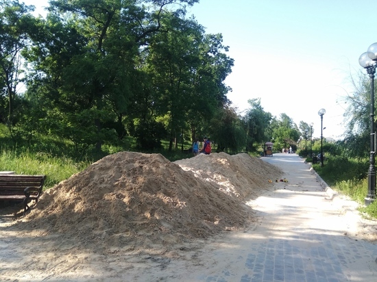 На Набережной в Донецке появилась огромная песочница: ФОТО