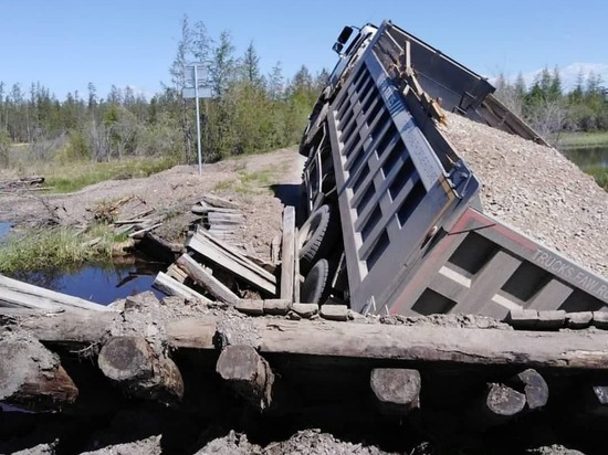 Самосвал разрушил мост на региональной дороге в Якутии