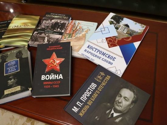 Сергей Ситников передал областной научной библиотеке 500 новых книг