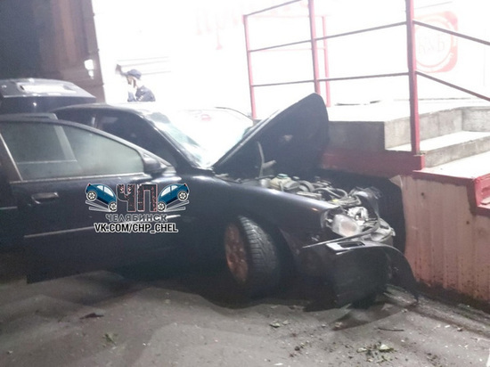 В Челябинске ищут водителя, чья Volvo врезалась в магазин алкосети