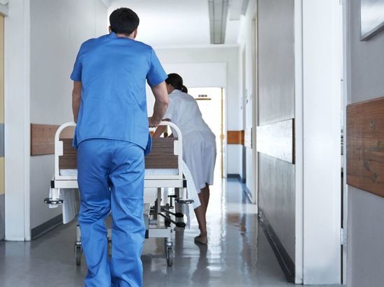 Из-за нехватки коек больных петербуржцев кладут на пол в больнице №15