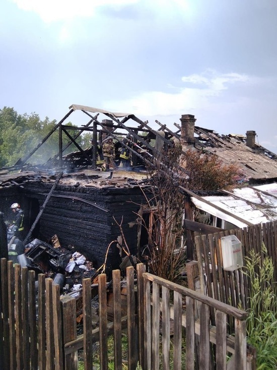 Двое погибли при пожаре площадью 200 кв. м в бараке в Красноярске