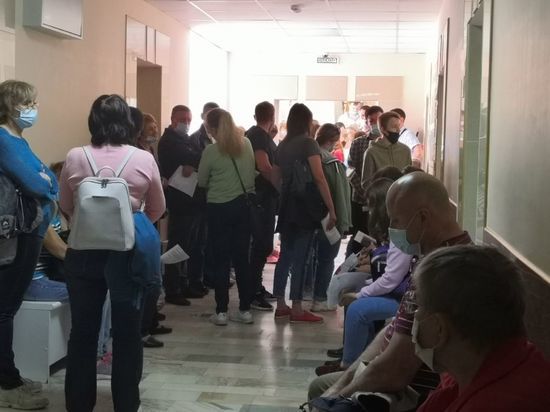 В Омске желающие провериться на коронавирусные антитела устроили огромную очередь