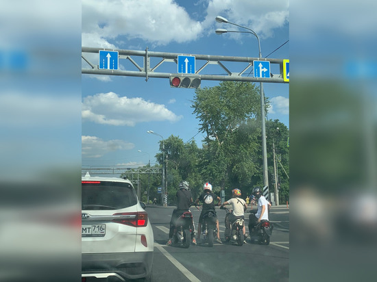 Четверка подростков на мопедах устроила гонки на Петергофском шоссе